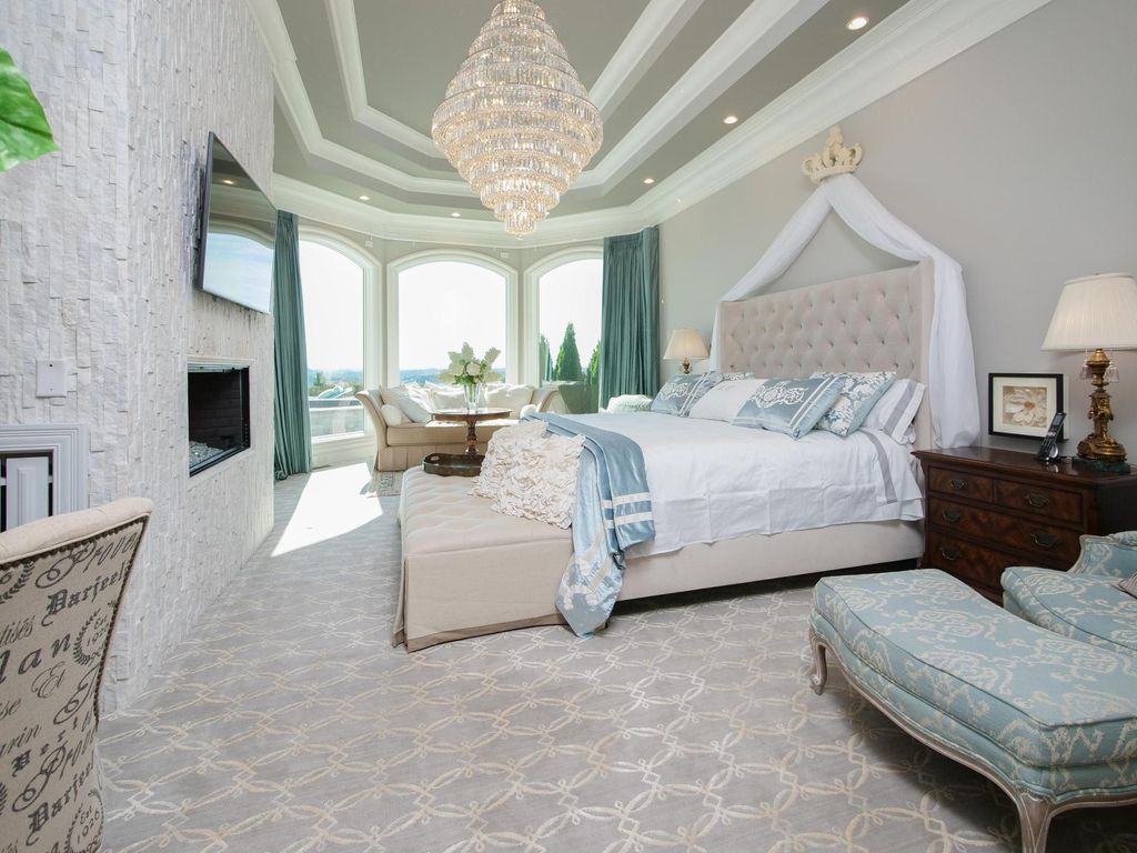 12768 Highwick Circle Home in Knoxville, Tennessee. Explore the epitome of luxury living at this architectural masterpiece nestled in prestigious Bridgemore. Perched atop Farragut's highest point, this one-of-a-kind home offers breathtaking views of the mountains and lake. 