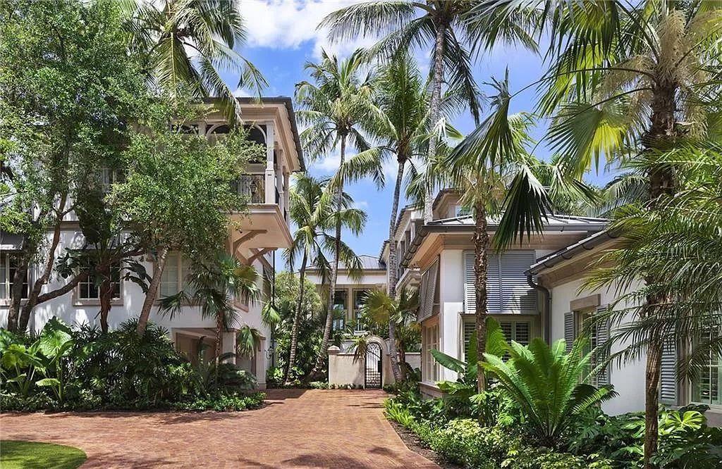 Nestled along Champney Bay in Naples, Florida, this meticulously renovated French West Indies-style estate, crafted by architect Jeff Harrell and updated by the esteemed Knauf-Koenig Group, offers a seamless blend of timeless elegance and modern luxury.