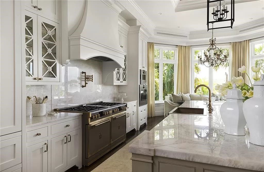 Nestled along Champney Bay in Naples, Florida, this meticulously renovated French West Indies-style estate, crafted by architect Jeff Harrell and updated by the esteemed Knauf-Koenig Group, offers a seamless blend of timeless elegance and modern luxury.