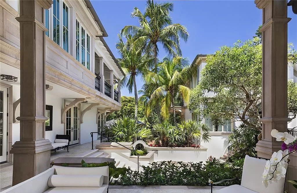 Nestled along Champney Bay in Naples, Florida, this meticulously renovated French West Indies-style estate, crafted by architect Jeff Harrell and updated by the esteemed Knauf-Koenig Group, offers a seamless blend of timeless elegance and modern luxury.