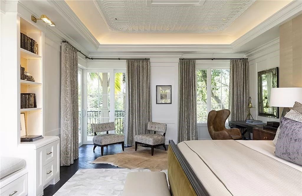 Nestled along Champney Bay in Naples, Florida, this meticulously renovated French West Indies-style estate, crafted by architect Jeff Harrell and updated by the esteemed Knauf-Koenig Group, offers a seamless blend of timeless elegance and modern luxury.