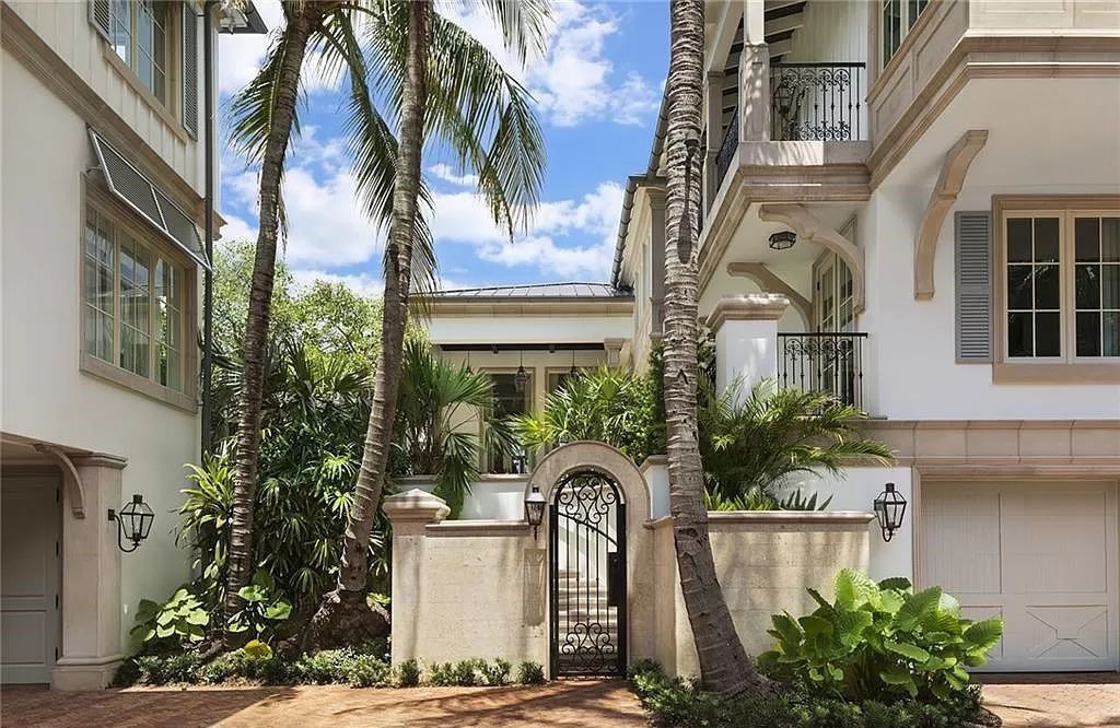 Nestled along Champney Bay in Naples, Florida, this meticulously renovated French West Indies-style estate, crafted by architect Jeff Harrell and updated by the esteemed Knauf-Koenig Group, offers a seamless blend of timeless elegance and modern luxury.
