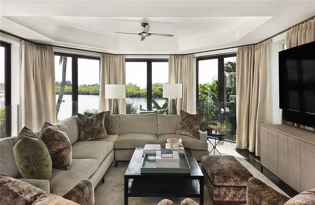 Nestled along Champney Bay in Naples, Florida, this meticulously renovated French West Indies-style estate, crafted by architect Jeff Harrell and updated by the esteemed Knauf-Koenig Group, offers a seamless blend of timeless elegance and modern luxury.