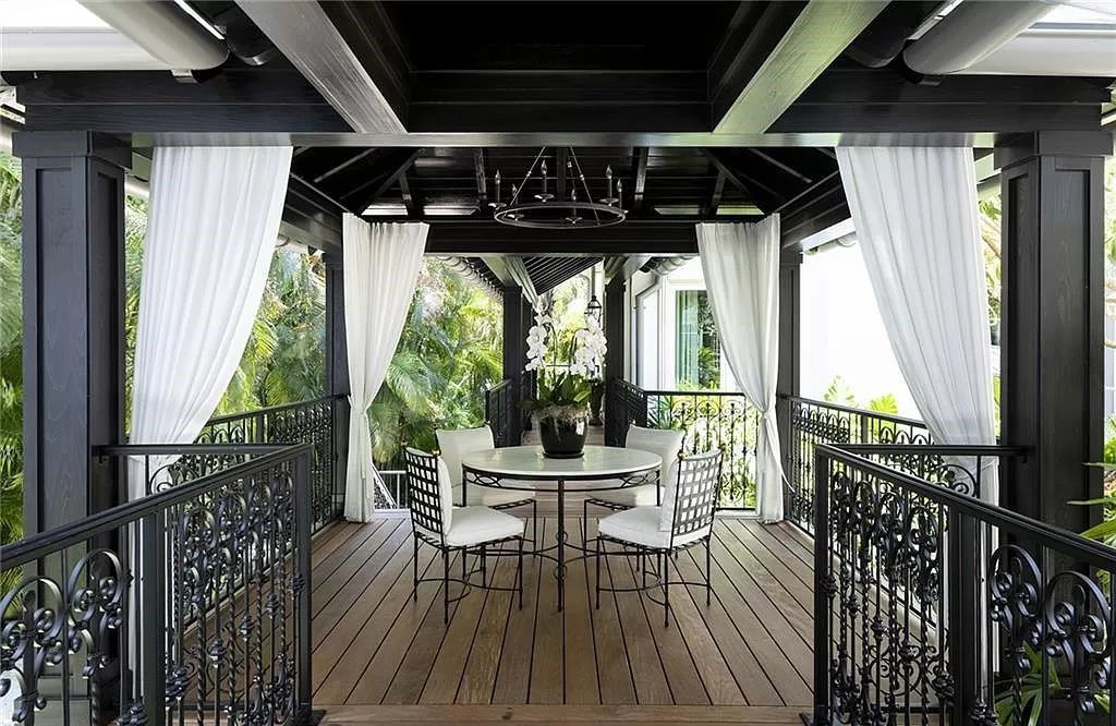 Nestled along Champney Bay in Naples, Florida, this meticulously renovated French West Indies-style estate, crafted by architect Jeff Harrell and updated by the esteemed Knauf-Koenig Group, offers a seamless blend of timeless elegance and modern luxury.