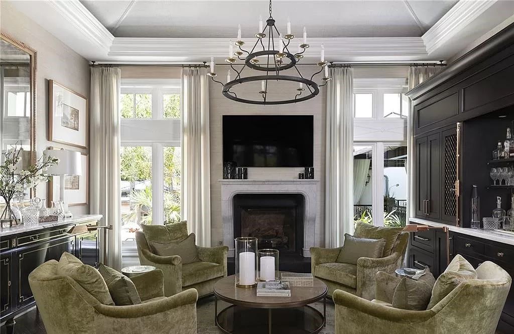 Nestled along Champney Bay in Naples, Florida, this meticulously renovated French West Indies-style estate, crafted by architect Jeff Harrell and updated by the esteemed Knauf-Koenig Group, offers a seamless blend of timeless elegance and modern luxury.