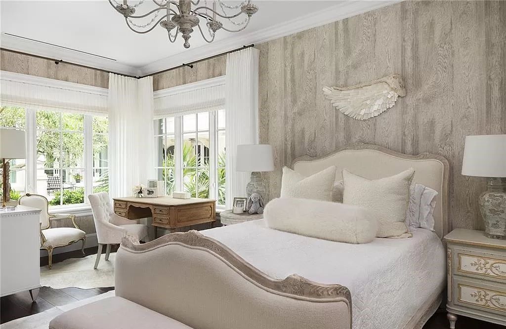 Nestled along Champney Bay in Naples, Florida, this meticulously renovated French West Indies-style estate, crafted by architect Jeff Harrell and updated by the esteemed Knauf-Koenig Group, offers a seamless blend of timeless elegance and modern luxury.