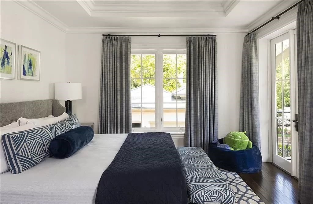 Nestled along Champney Bay in Naples, Florida, this meticulously renovated French West Indies-style estate, crafted by architect Jeff Harrell and updated by the esteemed Knauf-Koenig Group, offers a seamless blend of timeless elegance and modern luxury.