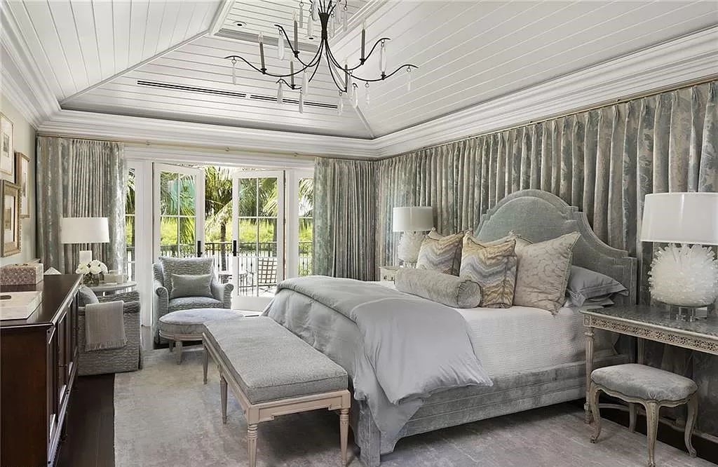 Nestled along Champney Bay in Naples, Florida, this meticulously renovated French West Indies-style estate, crafted by architect Jeff Harrell and updated by the esteemed Knauf-Koenig Group, offers a seamless blend of timeless elegance and modern luxury.