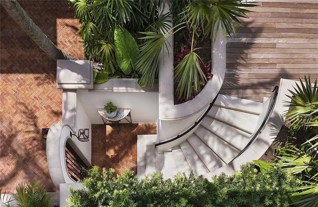 Nestled along Champney Bay in Naples, Florida, this meticulously renovated French West Indies-style estate, crafted by architect Jeff Harrell and updated by the esteemed Knauf-Koenig Group, offers a seamless blend of timeless elegance and modern luxury.