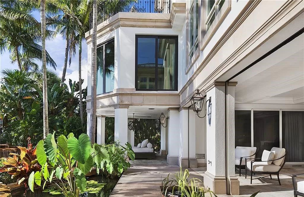 Nestled along Champney Bay in Naples, Florida, this meticulously renovated French West Indies-style estate, crafted by architect Jeff Harrell and updated by the esteemed Knauf-Koenig Group, offers a seamless blend of timeless elegance and modern luxury.