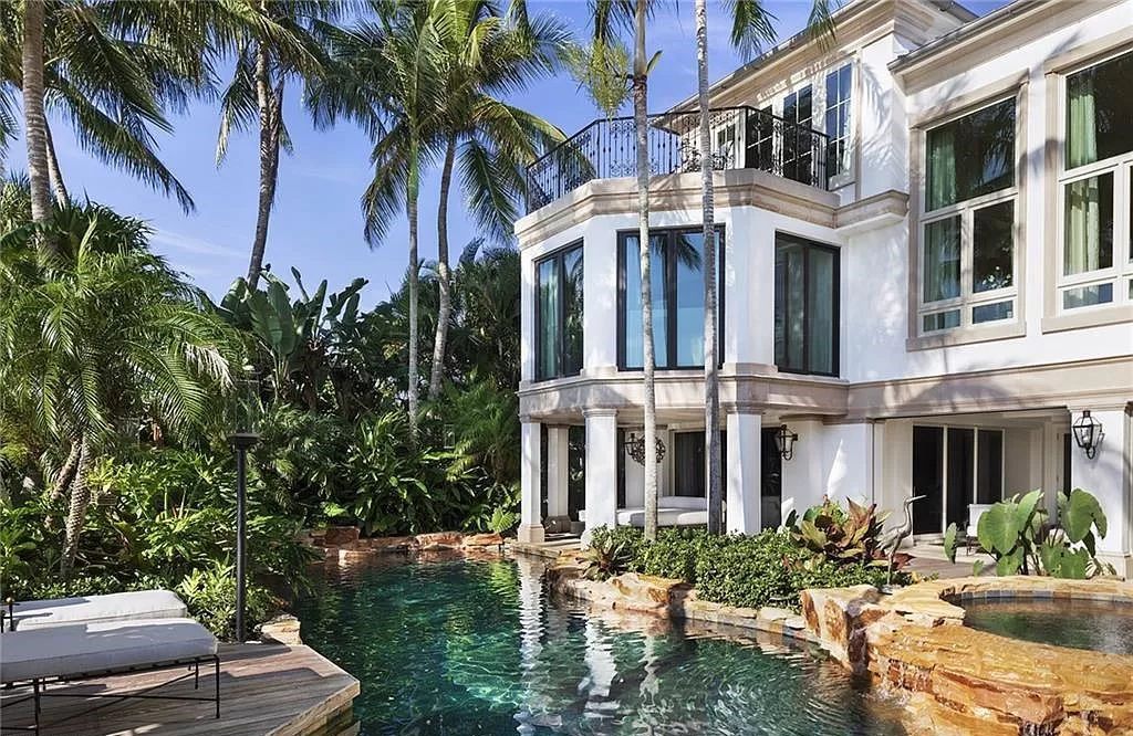 Nestled along Champney Bay in Naples, Florida, this meticulously renovated French West Indies-style estate, crafted by architect Jeff Harrell and updated by the esteemed Knauf-Koenig Group, offers a seamless blend of timeless elegance and modern luxury.