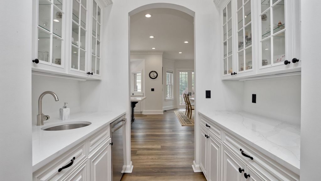 A Magnificent Palatial Estate Offering Unparalleled Luxury and Amenities in New York Seeks 3999000 11