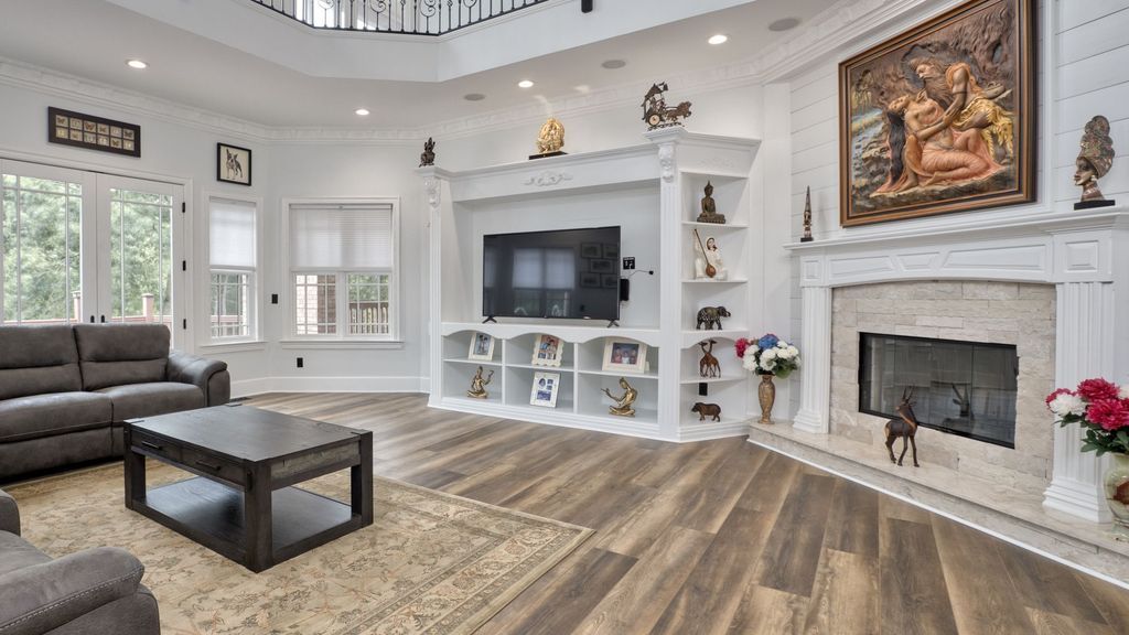 A Magnificent Palatial Estate Offering Unparalleled Luxury and Amenities in New York Seeks 3999000 13