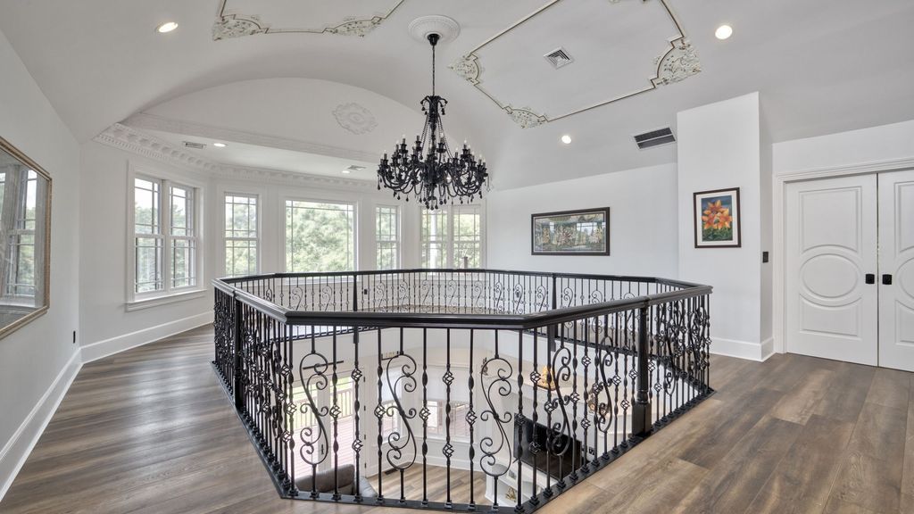 A Magnificent Palatial Estate Offering Unparalleled Luxury and Amenities in New York Seeks 3999000 14