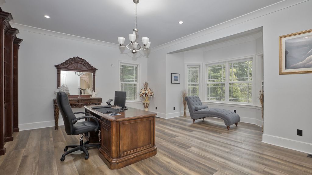 A Magnificent Palatial Estate Offering Unparalleled Luxury and Amenities in New York Seeks 3999000 16
