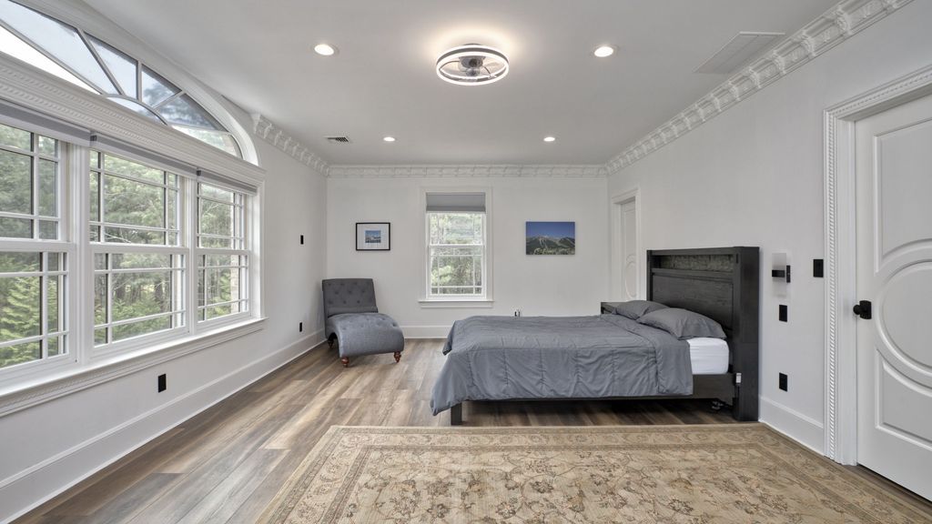A Magnificent Palatial Estate Offering Unparalleled Luxury and Amenities in New York Seeks 3999000 17