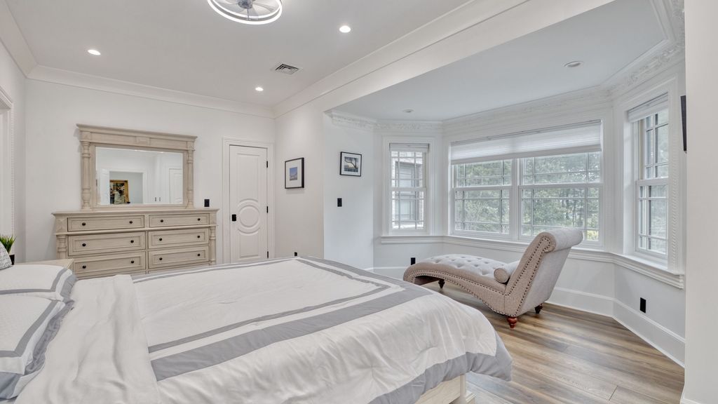 A Magnificent Palatial Estate Offering Unparalleled Luxury and Amenities in New York Seeks 3999000 19