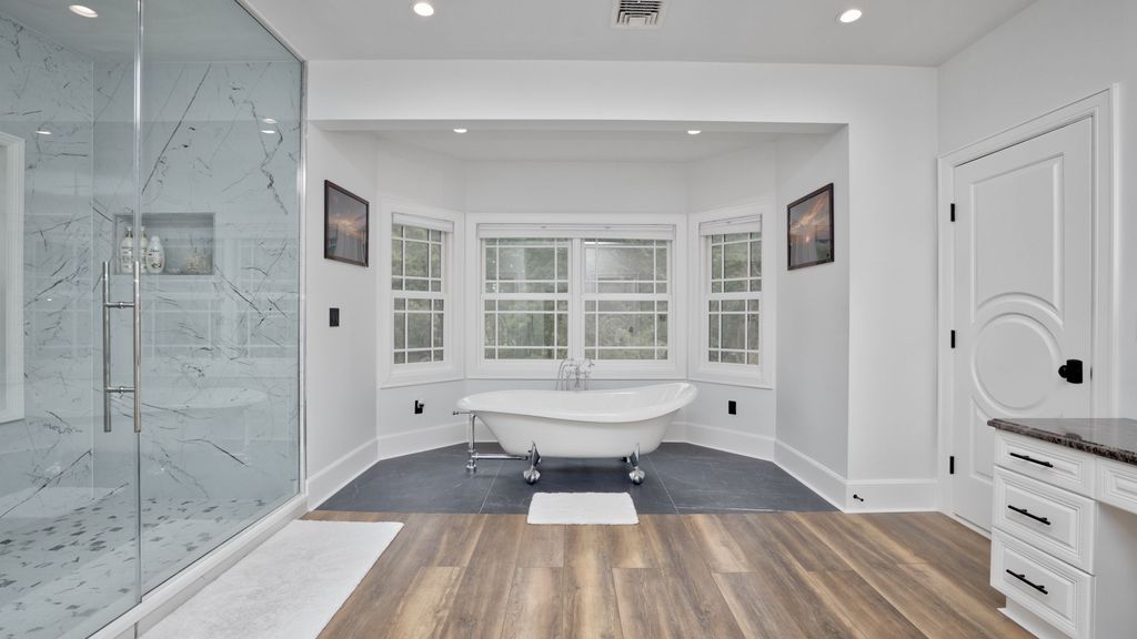 A Magnificent Palatial Estate Offering Unparalleled Luxury and Amenities in New York Seeks 3999000 20