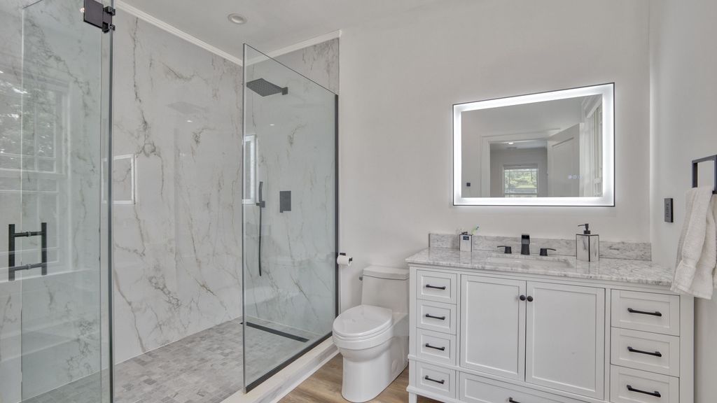 A Magnificent Palatial Estate Offering Unparalleled Luxury and Amenities in New York Seeks 3999000 26