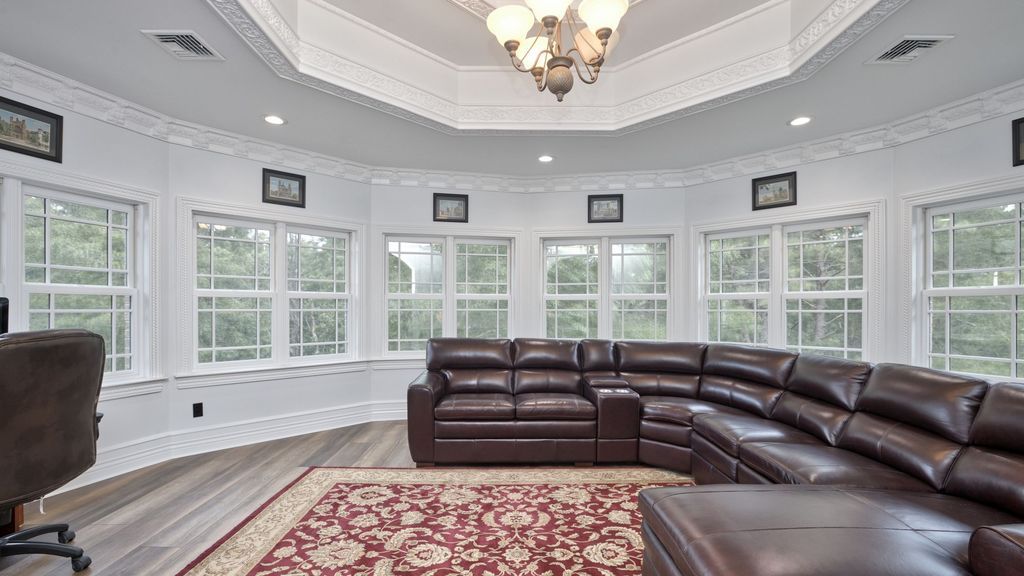 A Magnificent Palatial Estate Offering Unparalleled Luxury and Amenities in New York Seeks 3999000 27