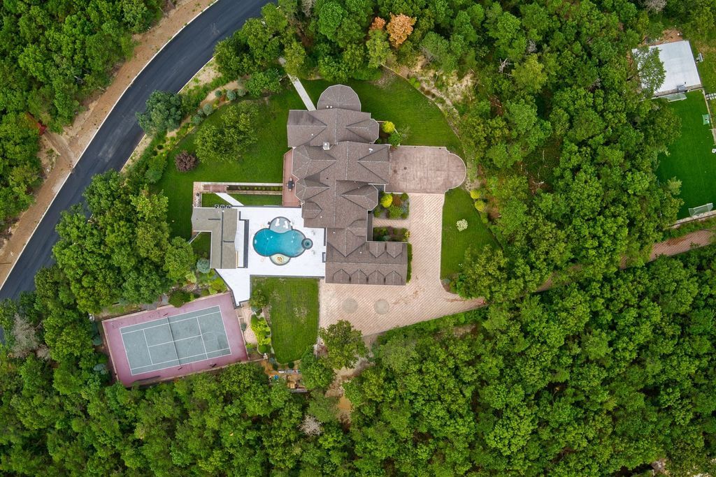 A Magnificent Palatial Estate Offering Unparalleled Luxury and Amenities in New York Seeks 3999000 31