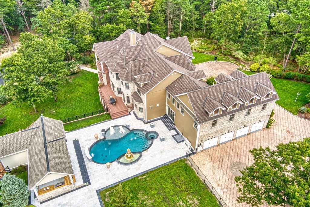 A Magnificent Palatial Estate Offering Unparalleled Luxury and Amenities in New York Seeks 3999000 32