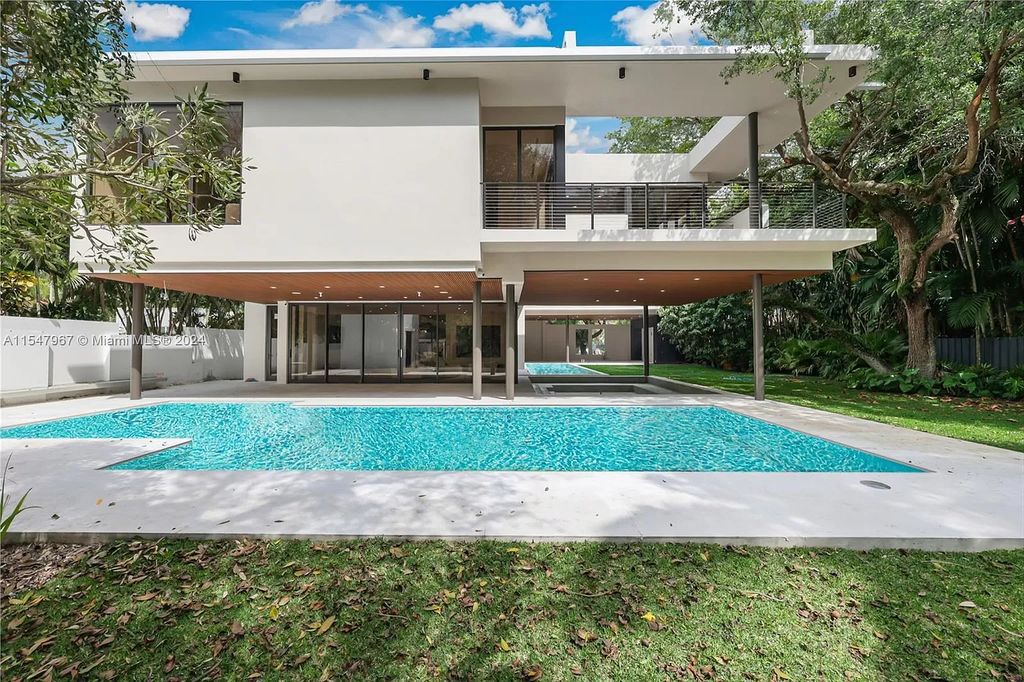Discover The Grove on Park Oaks, a luxurious haven in Miami's sought-after Coconut Grove neighborhood. With over 14,000 square feet of living and entertainment space, this residence epitomizes modern elegance and comfort.