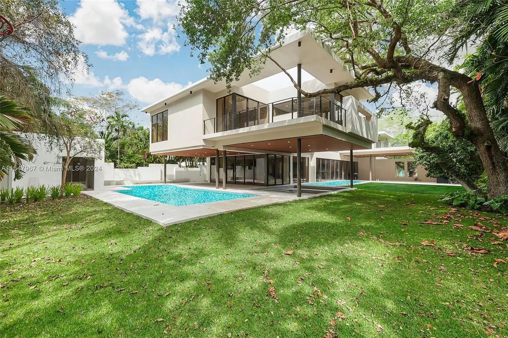 Discover The Grove on Park Oaks, a luxurious haven in Miami's sought-after Coconut Grove neighborhood. With over 14,000 square feet of living and entertainment space, this residence epitomizes modern elegance and comfort.