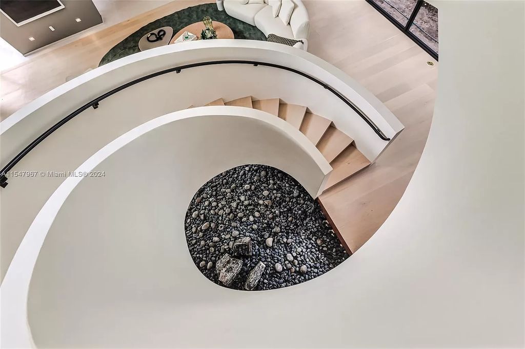 Discover The Grove on Park Oaks, a luxurious haven in Miami's sought-after Coconut Grove neighborhood. With over 14,000 square feet of living and entertainment space, this residence epitomizes modern elegance and comfort.