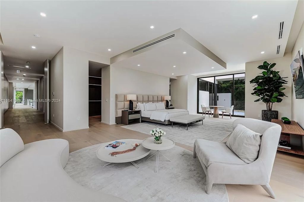 Discover The Grove on Park Oaks, a luxurious haven in Miami's sought-after Coconut Grove neighborhood. With over 14,000 square feet of living and entertainment space, this residence epitomizes modern elegance and comfort.