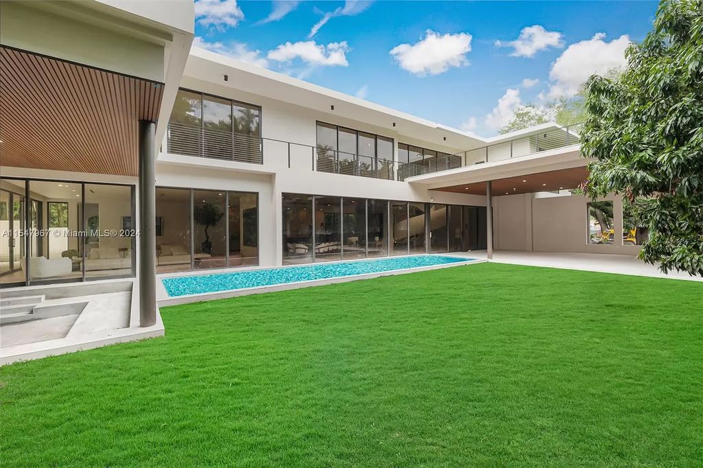 Discover The Grove on Park Oaks, a luxurious haven in Miami's sought-after Coconut Grove neighborhood. With over 14,000 square feet of living and entertainment space, this residence epitomizes modern elegance and comfort.