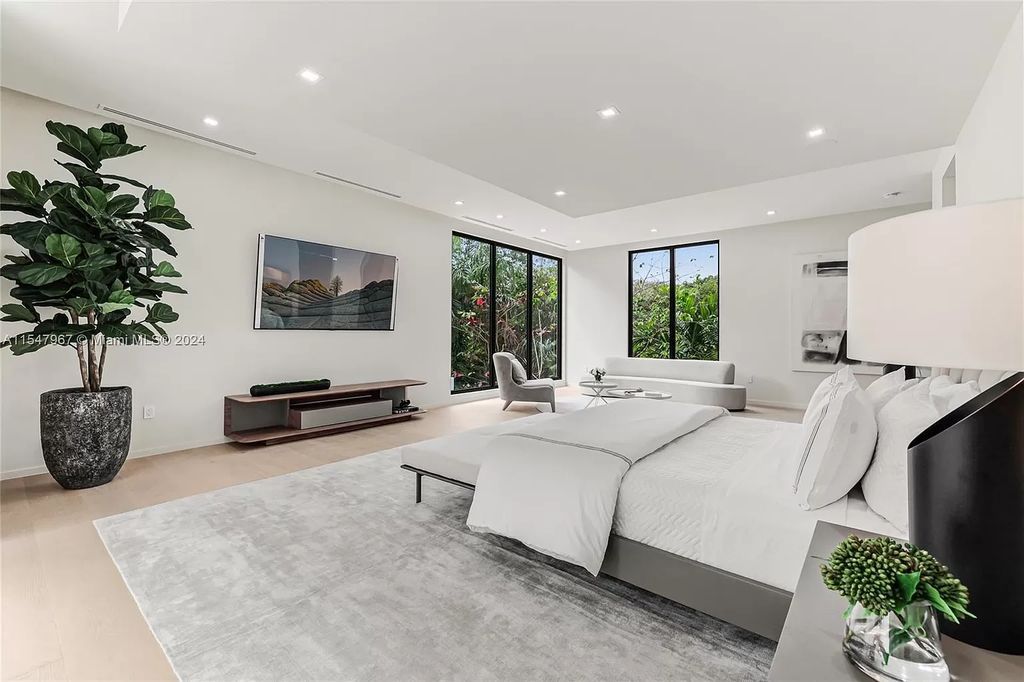 Discover The Grove on Park Oaks, a luxurious haven in Miami's sought-after Coconut Grove neighborhood. With over 14,000 square feet of living and entertainment space, this residence epitomizes modern elegance and comfort.