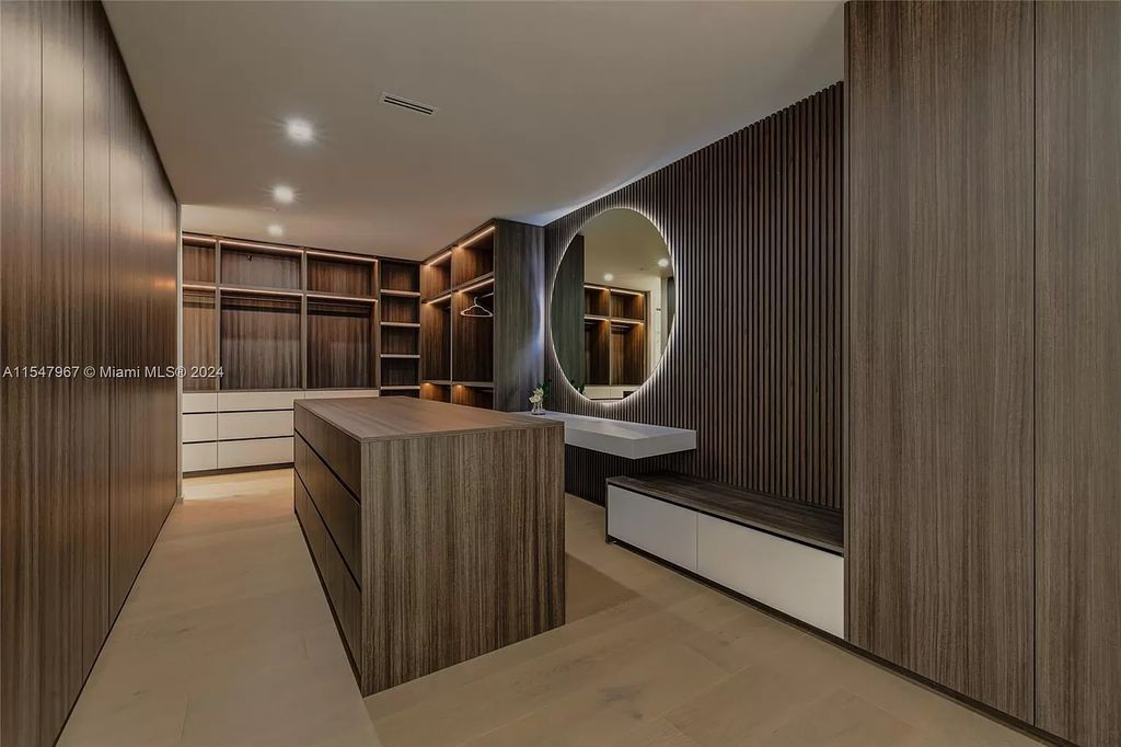 Discover The Grove on Park Oaks, a luxurious haven in Miami's sought-after Coconut Grove neighborhood. With over 14,000 square feet of living and entertainment space, this residence epitomizes modern elegance and comfort.