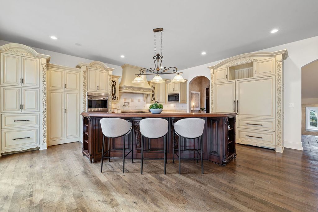 French Provincial Masterpiece A Haven of Quality and Elegance in Illinois Offered at 3595000 26