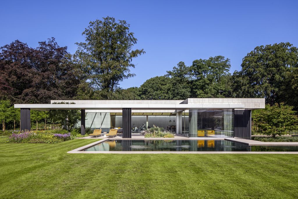 House Flanders, Modern house in wooded landscape by SAOTA