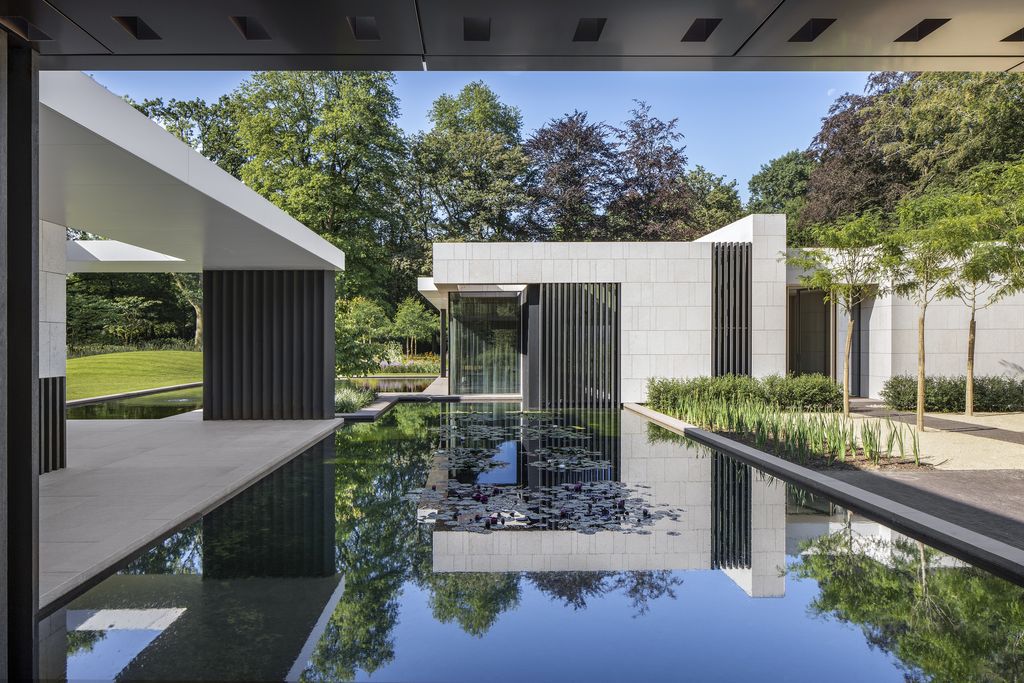 House Flanders, Modern house in wooded landscape by SAOTA