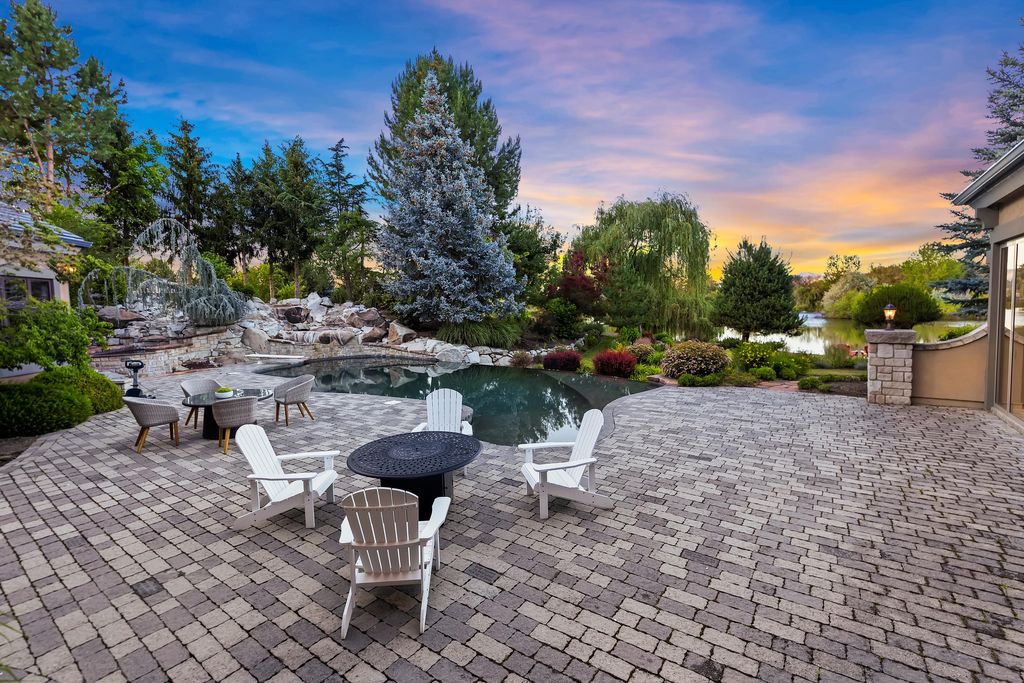 Idyllic Waterfront Retreat Stunning Views of Lake and Mountains in Idaho Offered at 4.125 Million 14