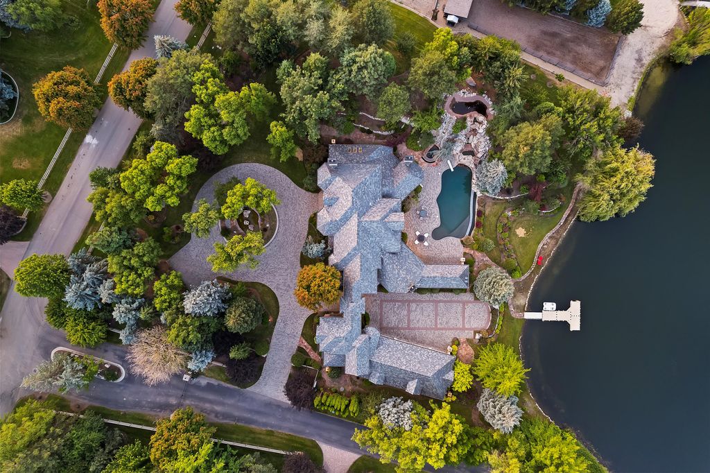 Idyllic Waterfront Retreat Stunning Views of Lake and Mountains in Idaho Offered at 4.125 Million 17