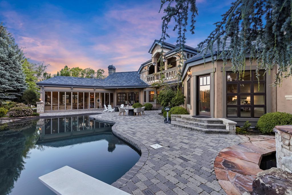 Idyllic Waterfront Retreat Stunning Views of Lake and Mountains in Idaho Offered at 4.125 Million 19