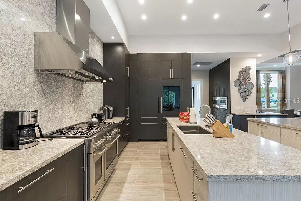 Welcome to Kempa Park, a luxurious 12-bedroom, 16-bathroom vacation retreat situated on the 6th hole of the Jack Nicklaus-designed golf course at Reunion Resort and Club.