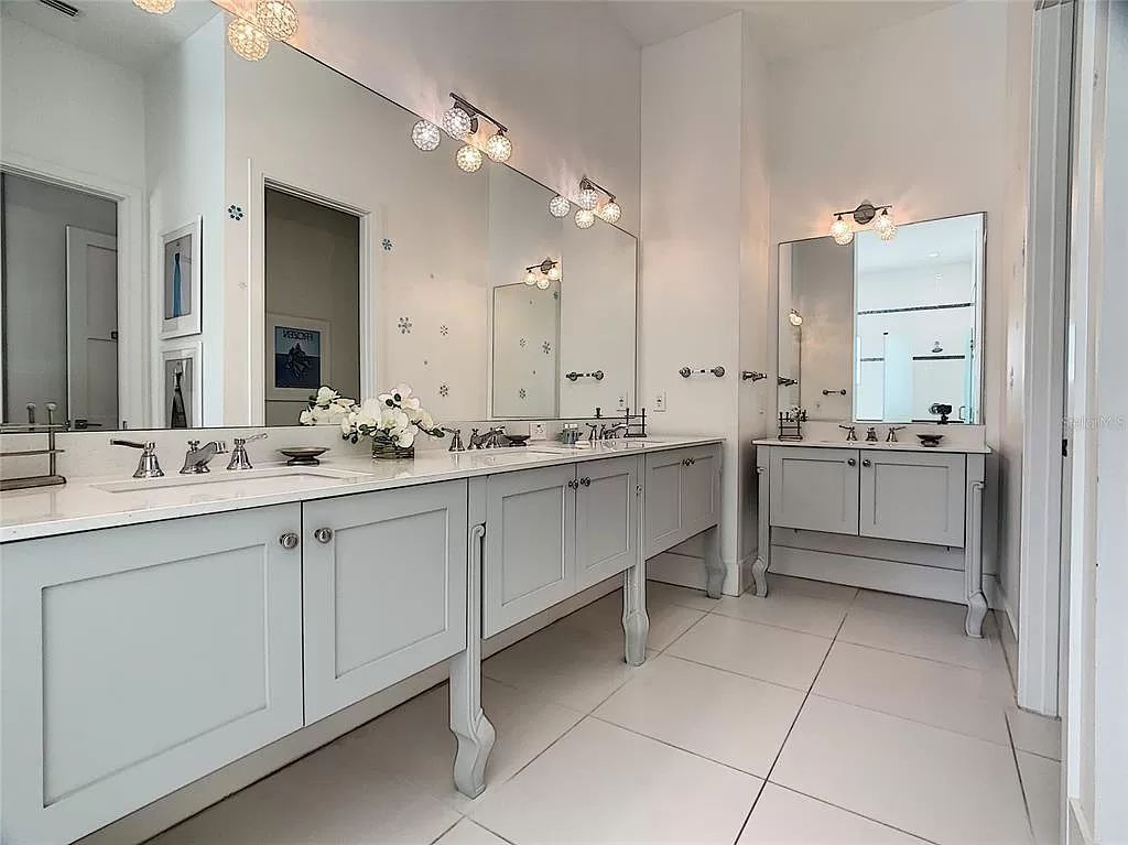 Welcome to Kempa Park, a luxurious 12-bedroom, 16-bathroom vacation retreat situated on the 6th hole of the Jack Nicklaus-designed golf course at Reunion Resort and Club.