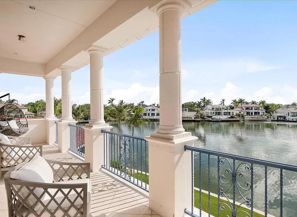 Indulge in the epitome of luxury waterfront living at this magnificent Naples estate on 210 Cuddy Ct. Crafted by Kurtz Homes, this opulent residence boasts grand columns, exquisite tile flooring, and coffered ceilings, flooded with natural light.