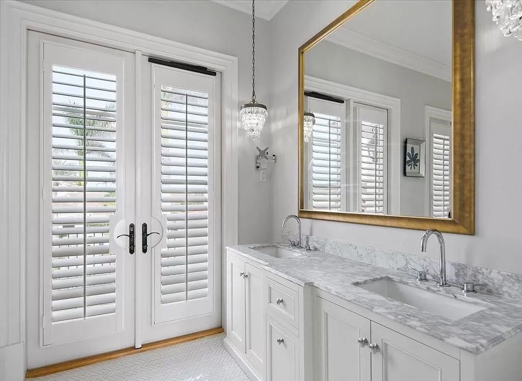 Indulge in the epitome of luxury waterfront living at this magnificent Naples estate on 210 Cuddy Ct. Crafted by Kurtz Homes, this opulent residence boasts grand columns, exquisite tile flooring, and coffered ceilings, flooded with natural light.