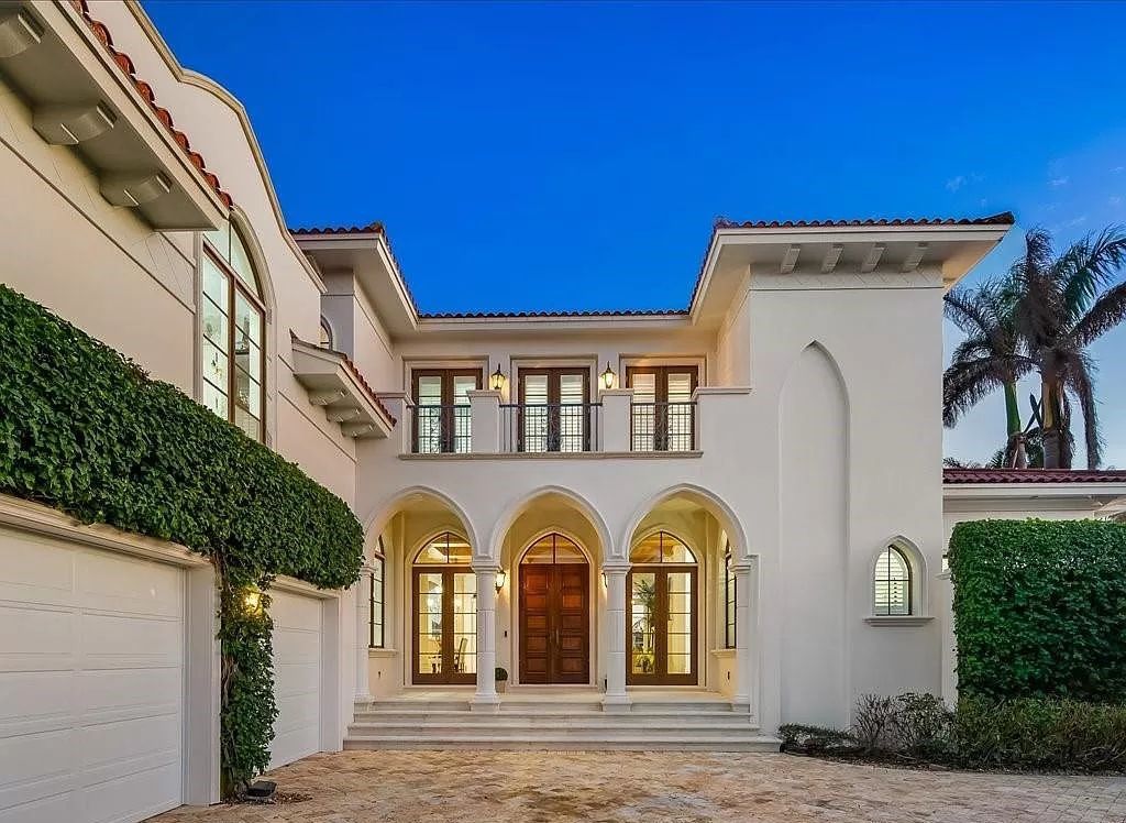 Indulge in the epitome of luxury waterfront living at this magnificent Naples estate on 210 Cuddy Ct. Crafted by Kurtz Homes, this opulent residence boasts grand columns, exquisite tile flooring, and coffered ceilings, flooded with natural light.