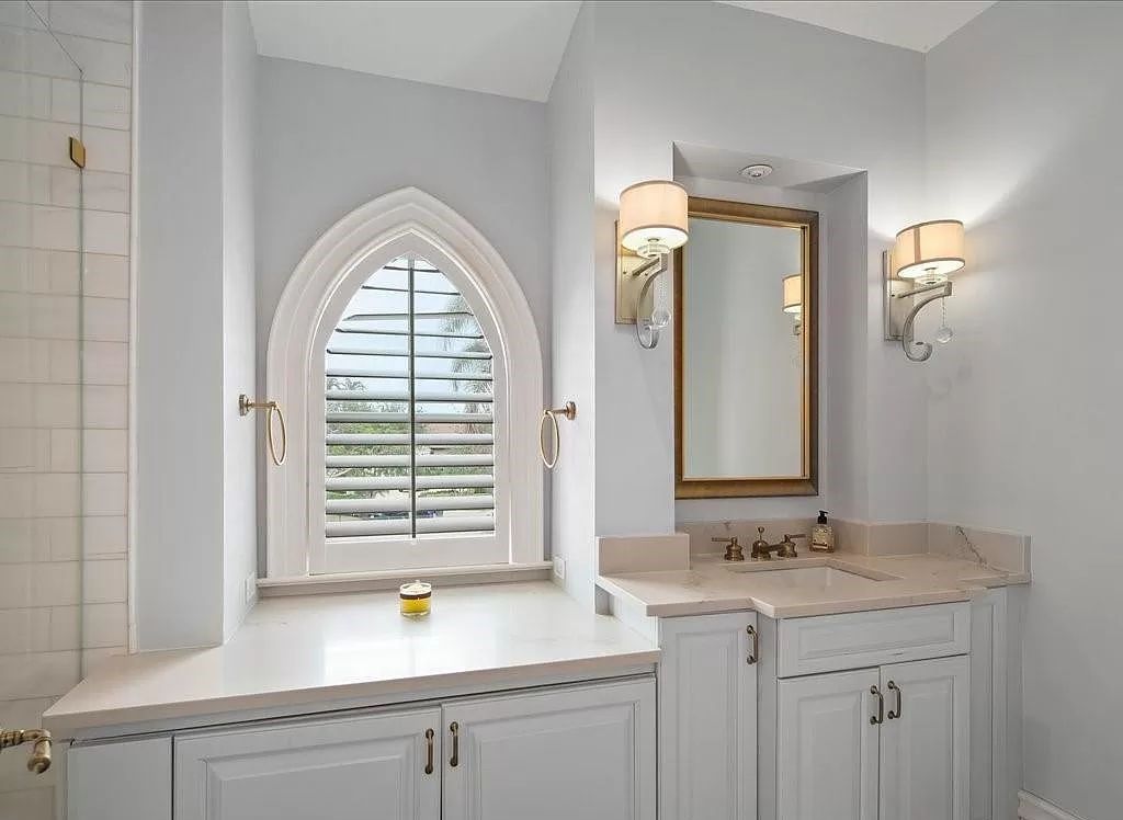 Indulge in the epitome of luxury waterfront living at this magnificent Naples estate on 210 Cuddy Ct. Crafted by Kurtz Homes, this opulent residence boasts grand columns, exquisite tile flooring, and coffered ceilings, flooded with natural light.
