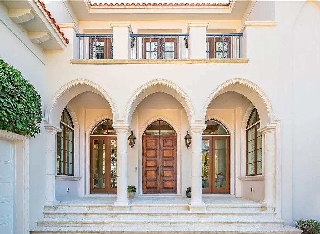 Indulge in the epitome of luxury waterfront living at this magnificent Naples estate on 210 Cuddy Ct. Crafted by Kurtz Homes, this opulent residence boasts grand columns, exquisite tile flooring, and coffered ceilings, flooded with natural light.