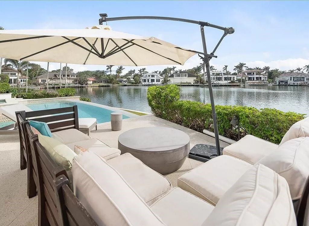Indulge in the epitome of luxury waterfront living at this magnificent Naples estate on 210 Cuddy Ct. Crafted by Kurtz Homes, this opulent residence boasts grand columns, exquisite tile flooring, and coffered ceilings, flooded with natural light.