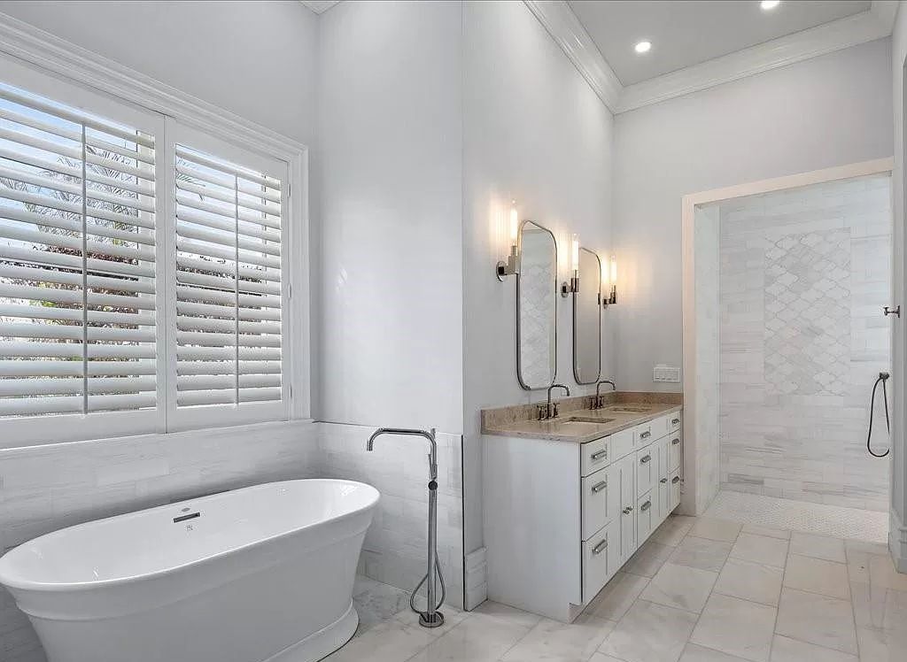 Indulge in the epitome of luxury waterfront living at this magnificent Naples estate on 210 Cuddy Ct. Crafted by Kurtz Homes, this opulent residence boasts grand columns, exquisite tile flooring, and coffered ceilings, flooded with natural light.