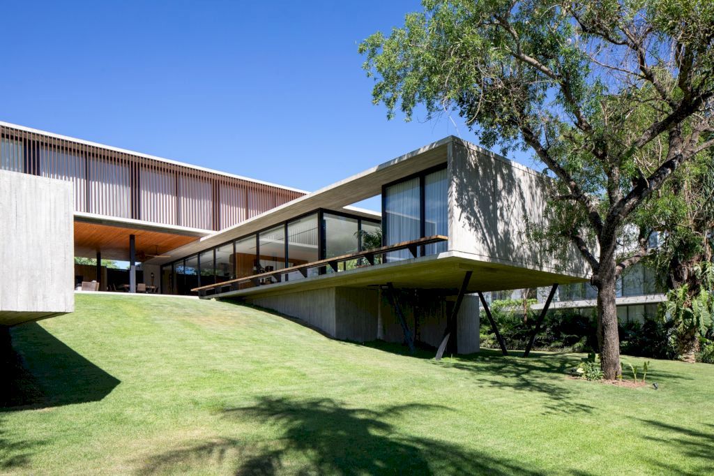 MS House with Meticulous Architectural Design by Sommet 6
