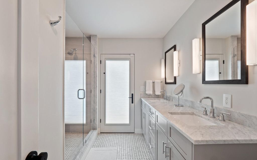 Massachusetts Single Level Retreat Seamlessly Integrates Modern and Rustic Charm Asking 4999888 12